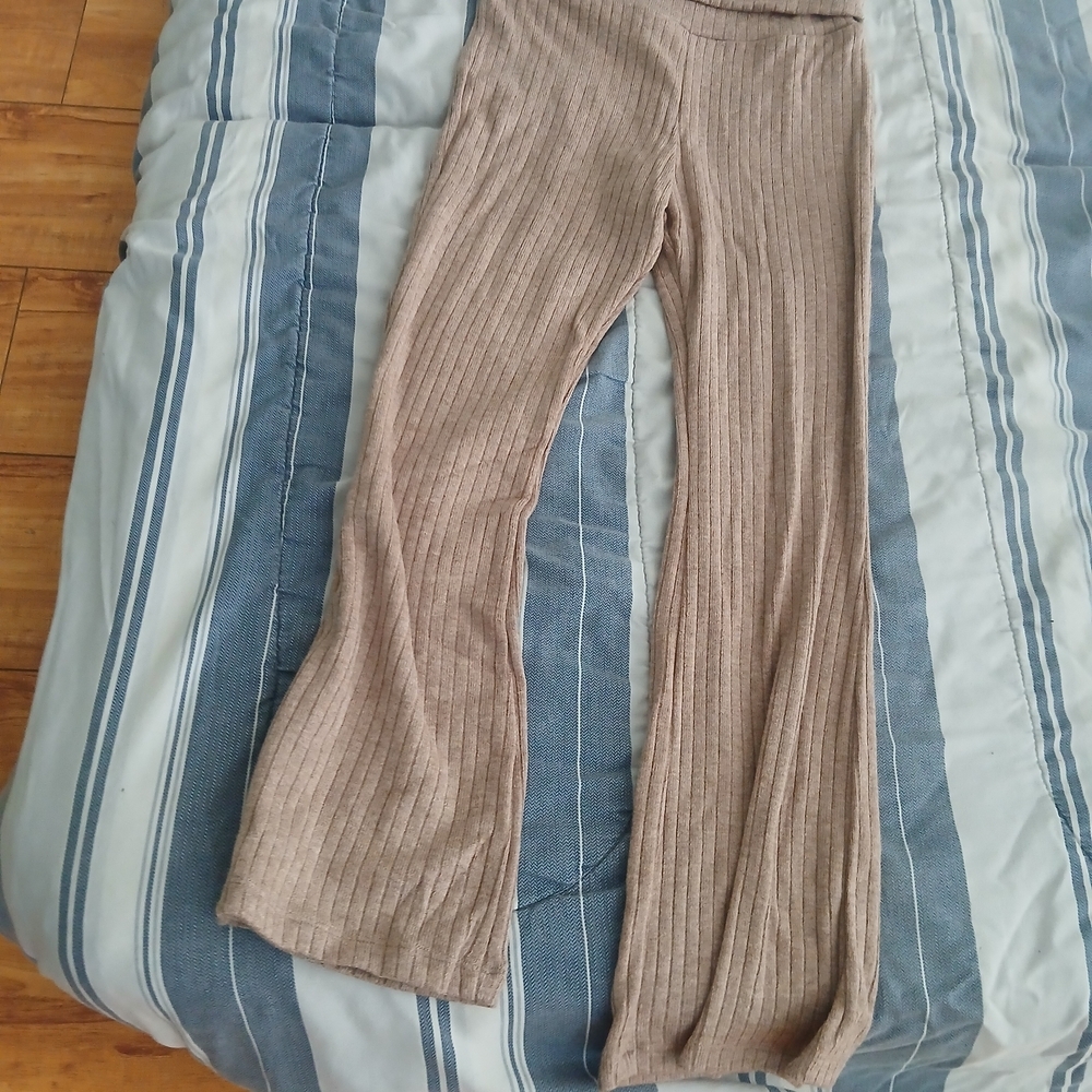Tan Ribbed Two-Piece Set with Floral Sleeves - Picture 4 of 5